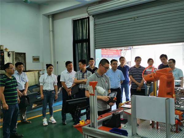 0815提升職業(yè)技能 展示專(zhuān)業(yè)風(fēng)采——市人大調(diào)研組一行來(lái)秀水學(xué)院開(kāi)展調(diào)研工作-史源4_副本.jpg